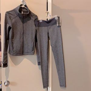 Under Armour Fit woman’s size small fitted compression top and fitted legging.